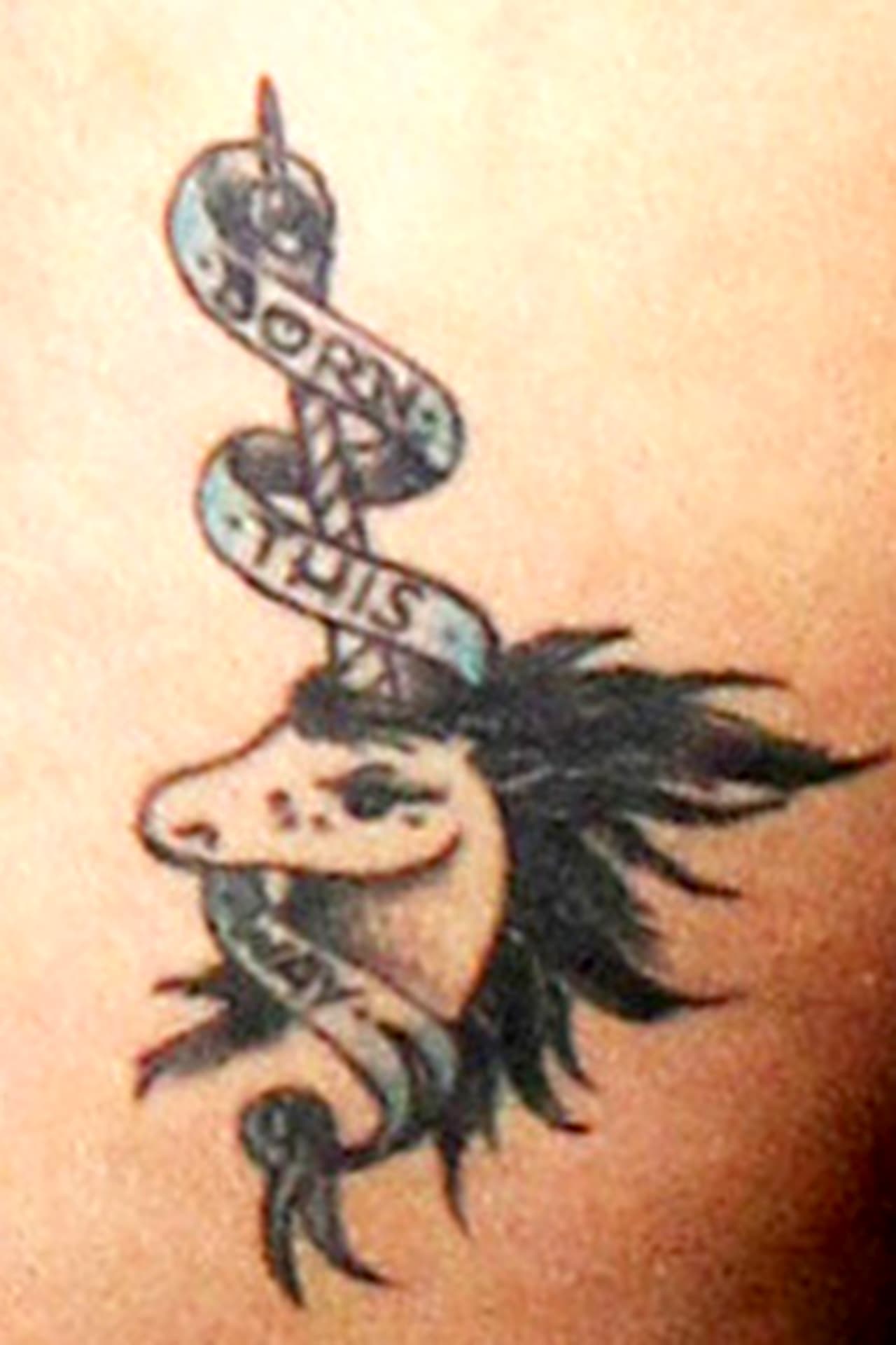 Con este look dejó ver el lindo tatuaje que lleva en la pierna.