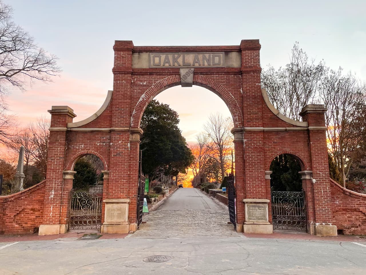 <b>Oakland Cemetery (Atlanta)</b>: Ha sido el lugar de descanso de más de 4.000 soldados confederados de la invasión de Sherman a Atlanta. La gente ha escuchado voces incorpóreas llamando a sus seres queridos por todo el recinto.