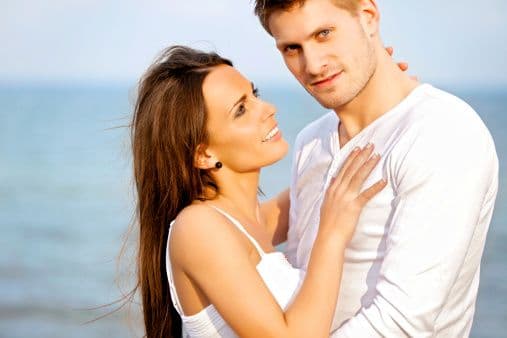 <b>¿Cómo conquistar a Escorpión? </b>
<br>Los intensos y apasionados escorpiones viven fascinados por lo oculto, lo desconocido, lo misterioso. A diferencia de Géminis en cuyo caso tu conversación debe ser fluida y juvenil, con Escorpión te debes presentar como alguien que conoce secretos, que sabe cosas profundas y misteriosas y le encanta todo lo relacionado con el mundo de lo interno, los sueños, lo que nadie sabe.