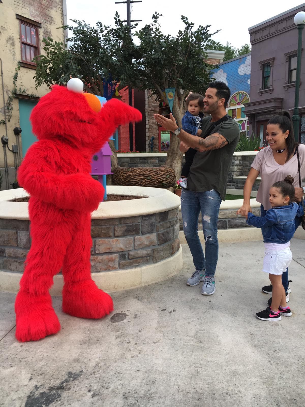 La más chiquita de la casa no podía creer lo que estaba viendo, ella quería llevarse ese gigante peluche a casa.