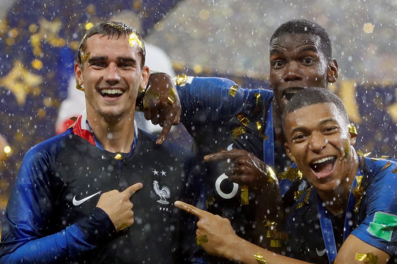 Por su parte, Mbappe (en esta imagen junto con Antoine Griezmann - de madre portuguesa- y Paul Pogba - de padres guineanos-) es uno de los 14 de los jugadores de origen africano de la selección francesa.