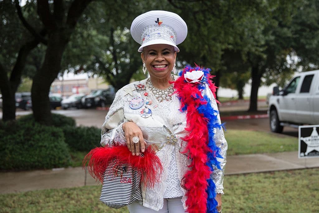 Una mujer con afiches de Hillary Clinton posa para un retrato fuera de un centro de votación el día de la elección en Dallas, Texas, el 8 de noviembre de 2016. Foto: LAURA BUCKMAN/AFP.