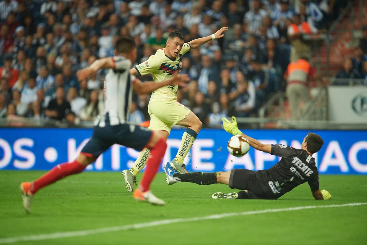 ¡Gooooooooooooool! Viñas saca a Barovero y luego le pica la pelota que termina por empujar Charly Rodríguez.