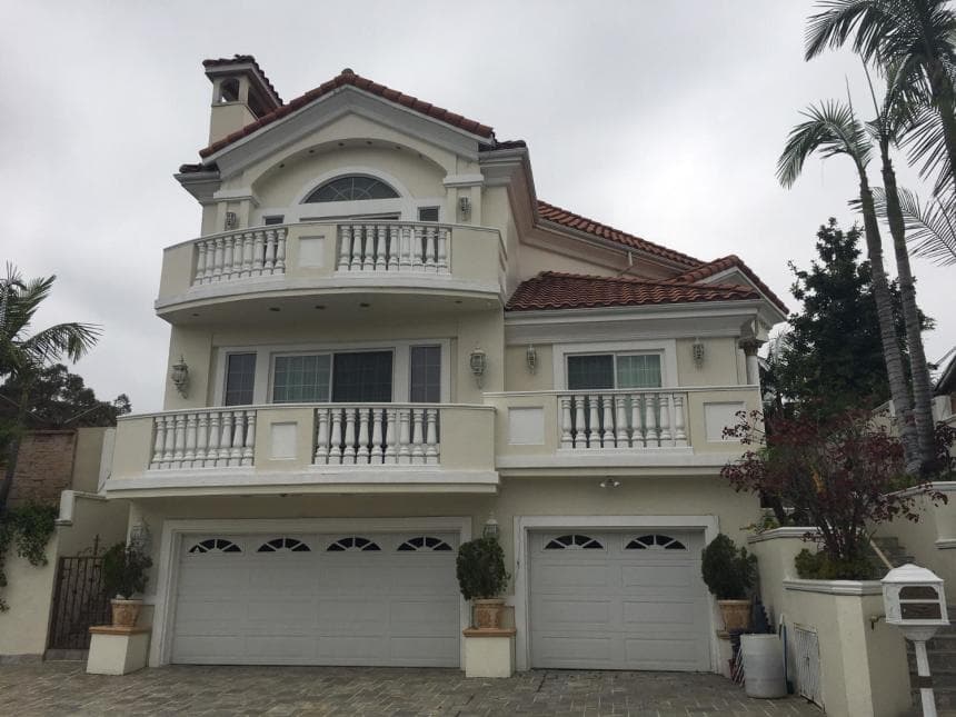 Fachada de la 'casa apostólica' en el Este de Los Ángeles que pertenece a la iglesia La Luz del Mundo. En ese lugar el líder del culto, Naasón Joaquín García, cometió varios abusos sexuales, según la Fiscalía de California.