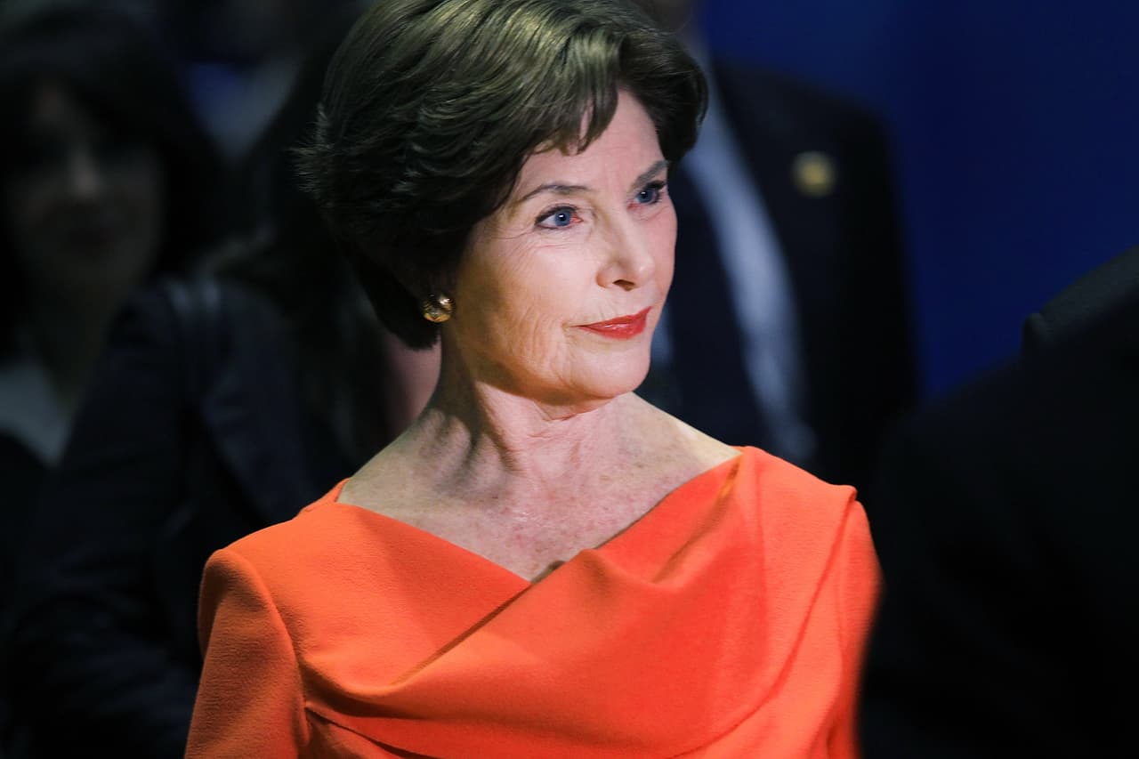 <b>Laura Bush – 2001-2009 (George W. Bush)</b>
<br>Esta profesora y bibliotecaria llegó a la Casa Blanca con la esperanza de continuar su labor por el bienestar de los niños y las familias, y pudo hacerlo impulsando una reforma educativa que el gobierno calificó de histórica: la 
<i>No Child Left Behind Act</i>, creada para eliminar las diferencias de acceso y desempeño en las escuelas. Ha ejercido de embajadora de la ONU y ha ayudado a causas por las mujeres de Afganistán, Burma y decenas de otros países, donde ha contribuido a la investigación contra el SIDA y otras enfermedades.