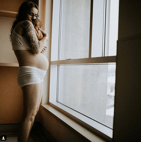 Muchas madres se sentirán identificadas con imágenes como estas, que muestran cuerpos reales sin retoques.