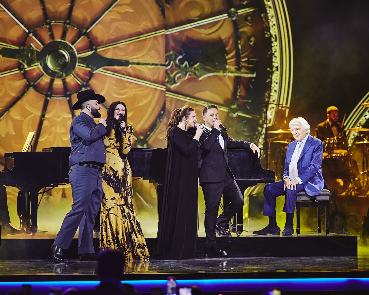 El cantautor español Manuel Alejandro recibió el premio Visionario Lo Nuestro y recibió un homenaje. Alejandro Sanz, Carin León, Laura Pausini, Edgar Barrera, Niña Pastori interpretaron algunos de sus grandes temas como "Procuro Olvidarte", "Ese Hombre", "Dueño de Nada", "Mi Amante Amigo" y "Como yo te amo".
<br>