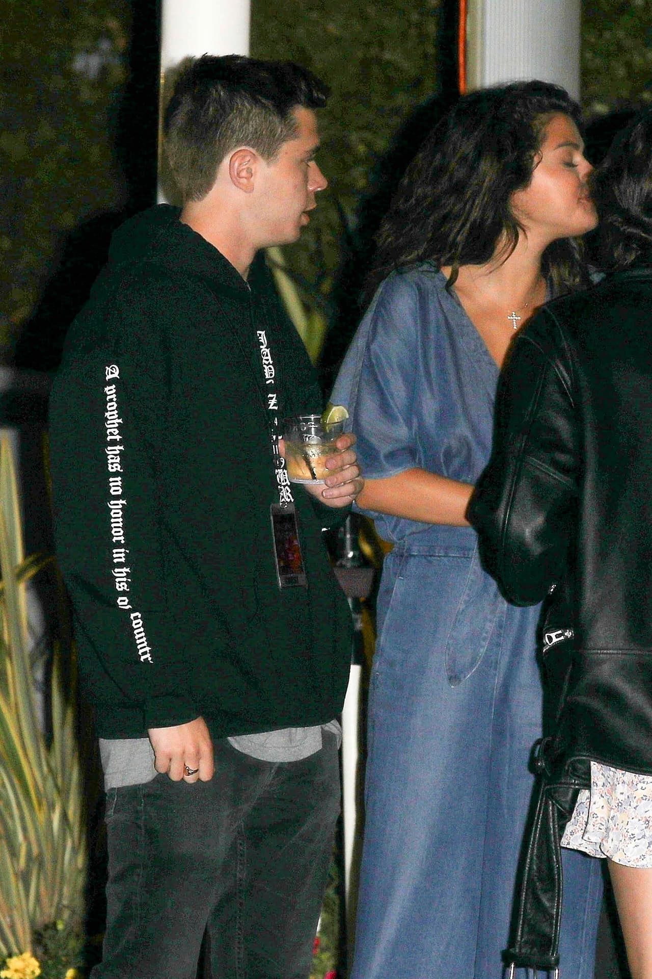 Así como el pasado 24 de julio, en diversas ocasiones los paparazzi han captado a Selena en compañía de este joven, quien es el hermano menor de Raquelle Stevens, una de las mejores amigas de la cantante.