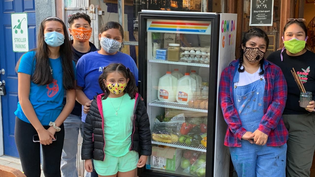 Refrigeradores con comida gratis, la apuesta para ayudar a los hispanos golpeados por el coronavirus