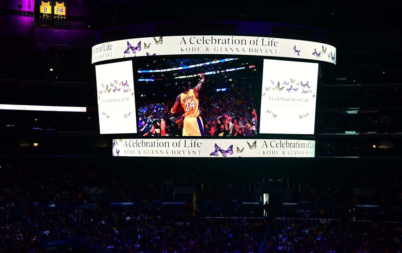 “Un par de semanas antes de su muerte, Kobe me envió un dulce mensaje de texto y mencionó cómo quería pasar nuestro tiempo juntos: solos los dos, sin nuestras hijas, porque además de su compañera, era su mejor amiga”, reiteró Vanessa.