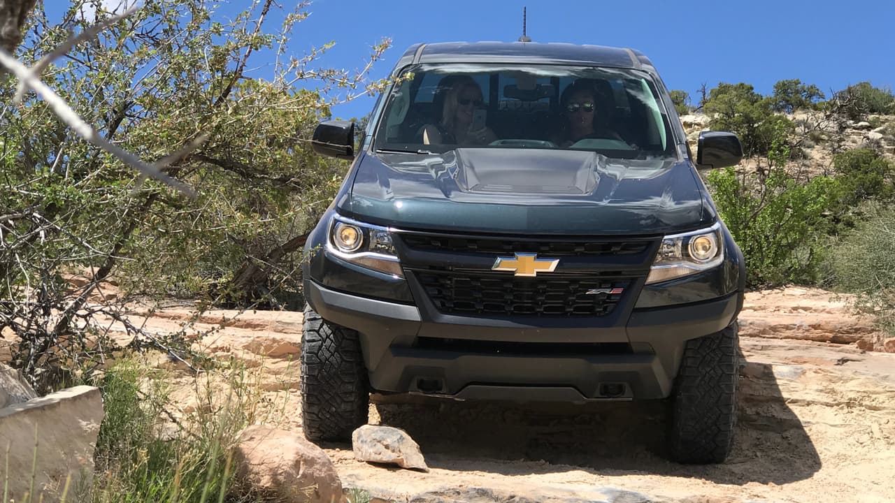 La Colorado ZR2 puede ser adquirida con cabina extendida con caja de carga de 6 pies o con cabina doble con caja de 5 pies.