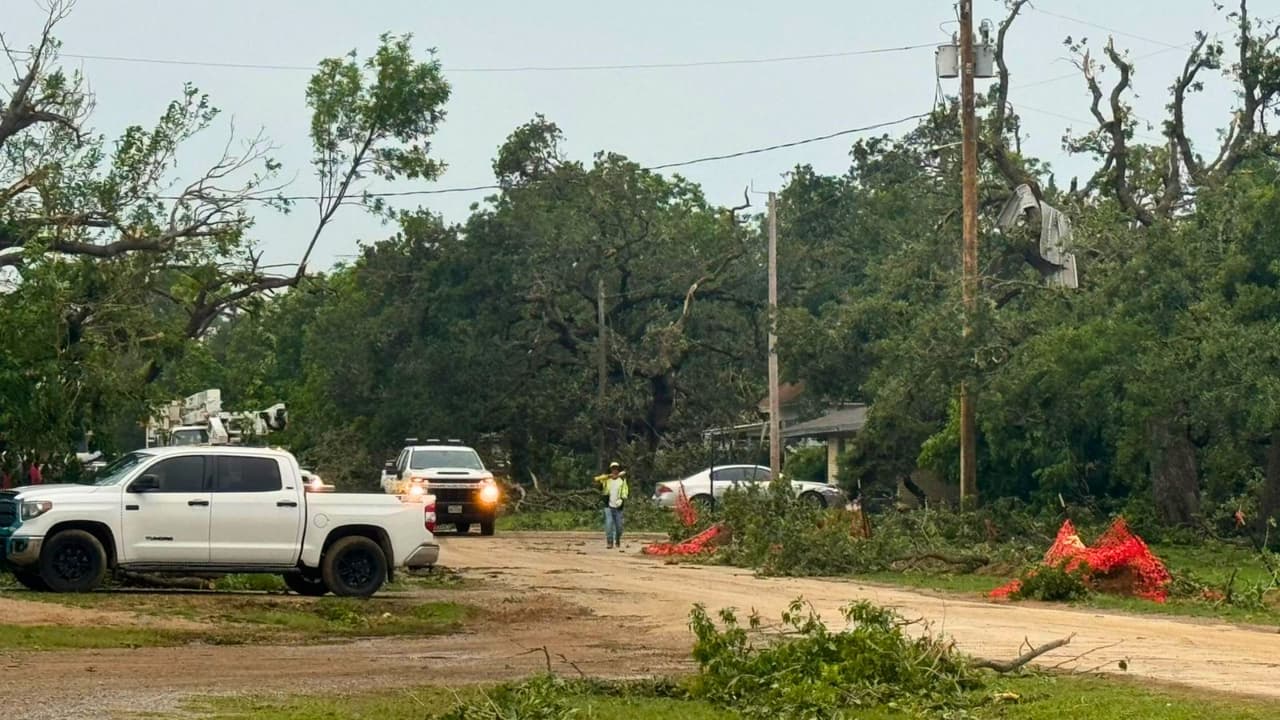 Por ahora, las autoridades y las familias afectadas se concentran en evaluar los daños, recuperar lo que se pueda y comenzar la limpieza. Gordon ISD indicó que mantendrá informada a la comunidad sobre los próximos pasos y
<b> pidió a los residentes mantenerse alejados del campus mientras trabajan aseguradoras y equipos de emergencia.</b>