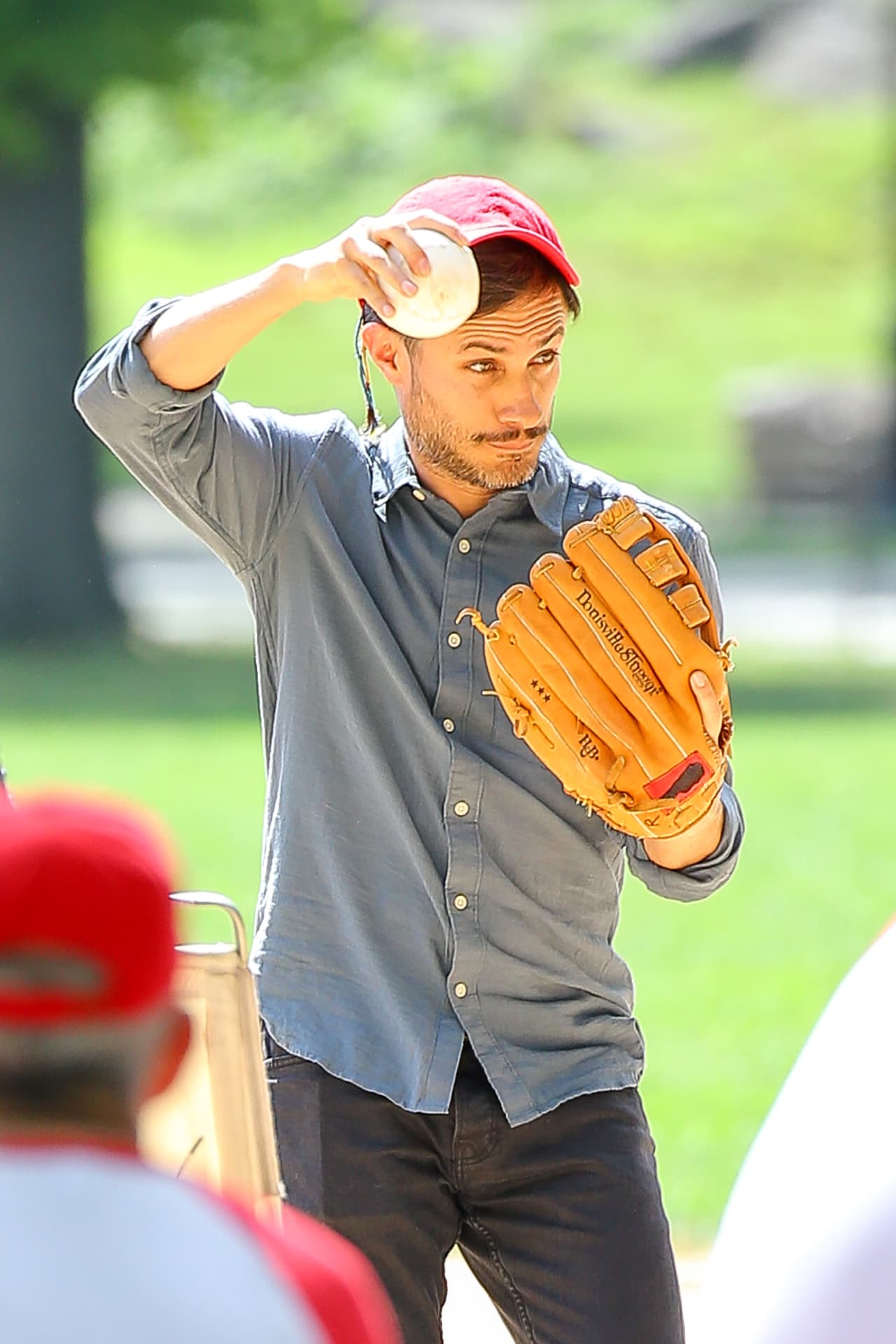 Aprovechando la grabación de su programa, el mexicano se divierte con sus pequeñines.