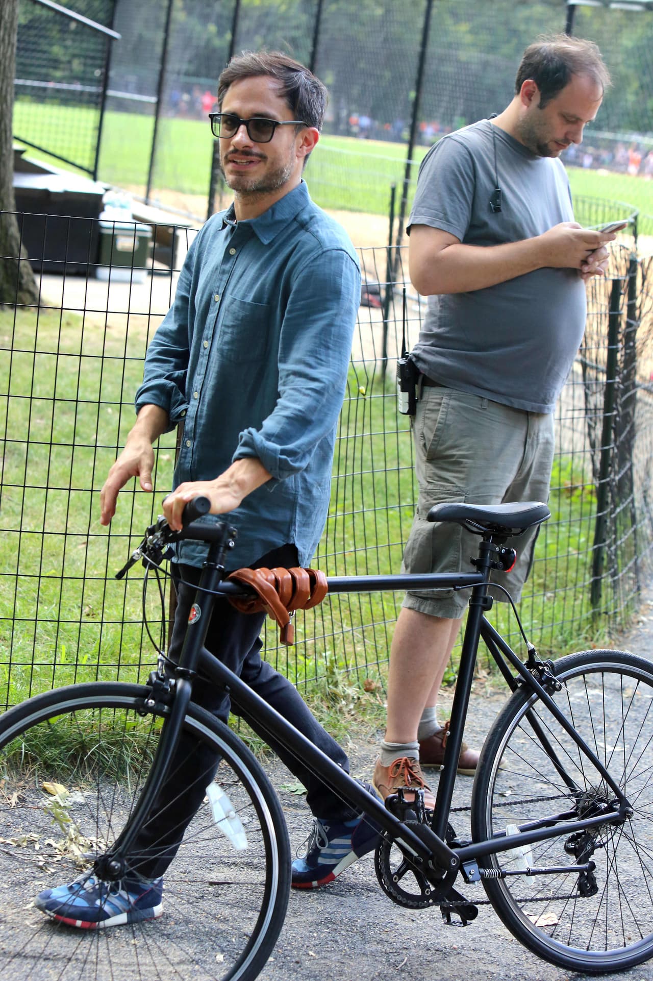 Aprovechando la grabación de su programa, el mexicano se divierte con sus pequeñines.