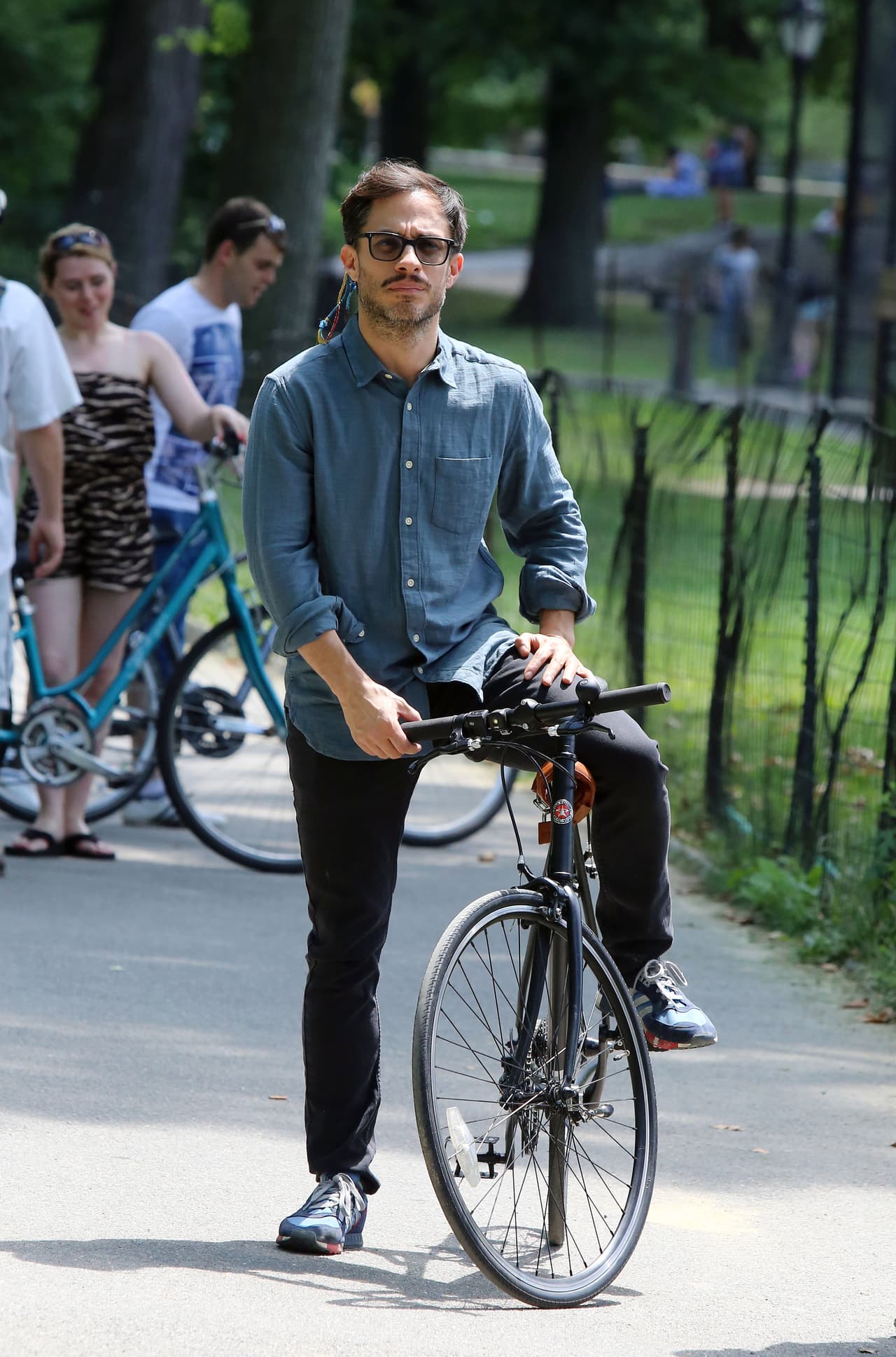 Aprovechando la grabación de su programa, el mexicano se divierte con sus pequeñines.