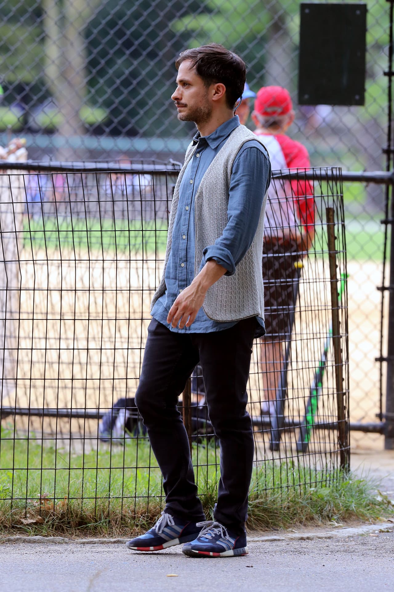 Aprovechando la grabación de su programa, el mexicano se divierte con sus pequeñines.