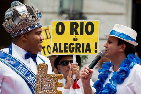 El rey Momo recibió simbólicamente el mando de la ciudad de manos del alcalde de Río de Janeiro, Eduardo Paes.