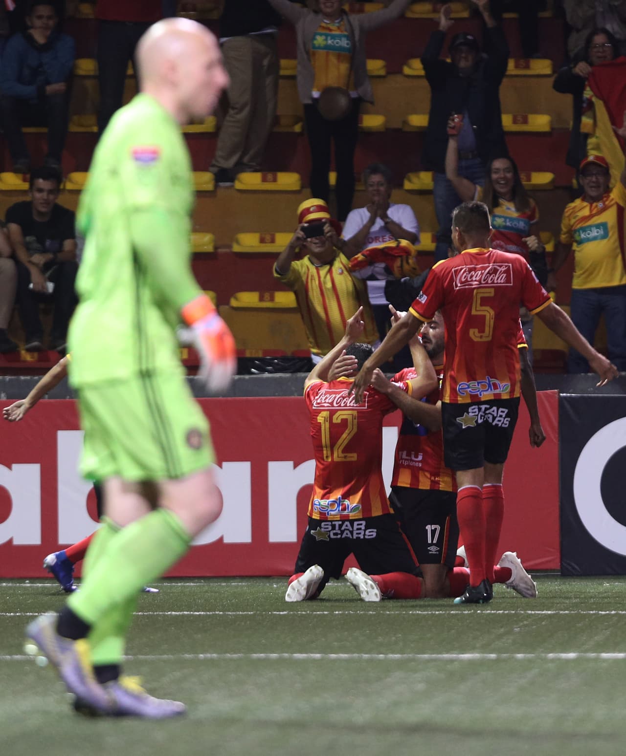 Así festejó la oncena costarricense que se presentó como la víctima y acabó dando cuenta del favorito estadounidense, un equipo que distó mucho de verse como el campeón de la MLS.