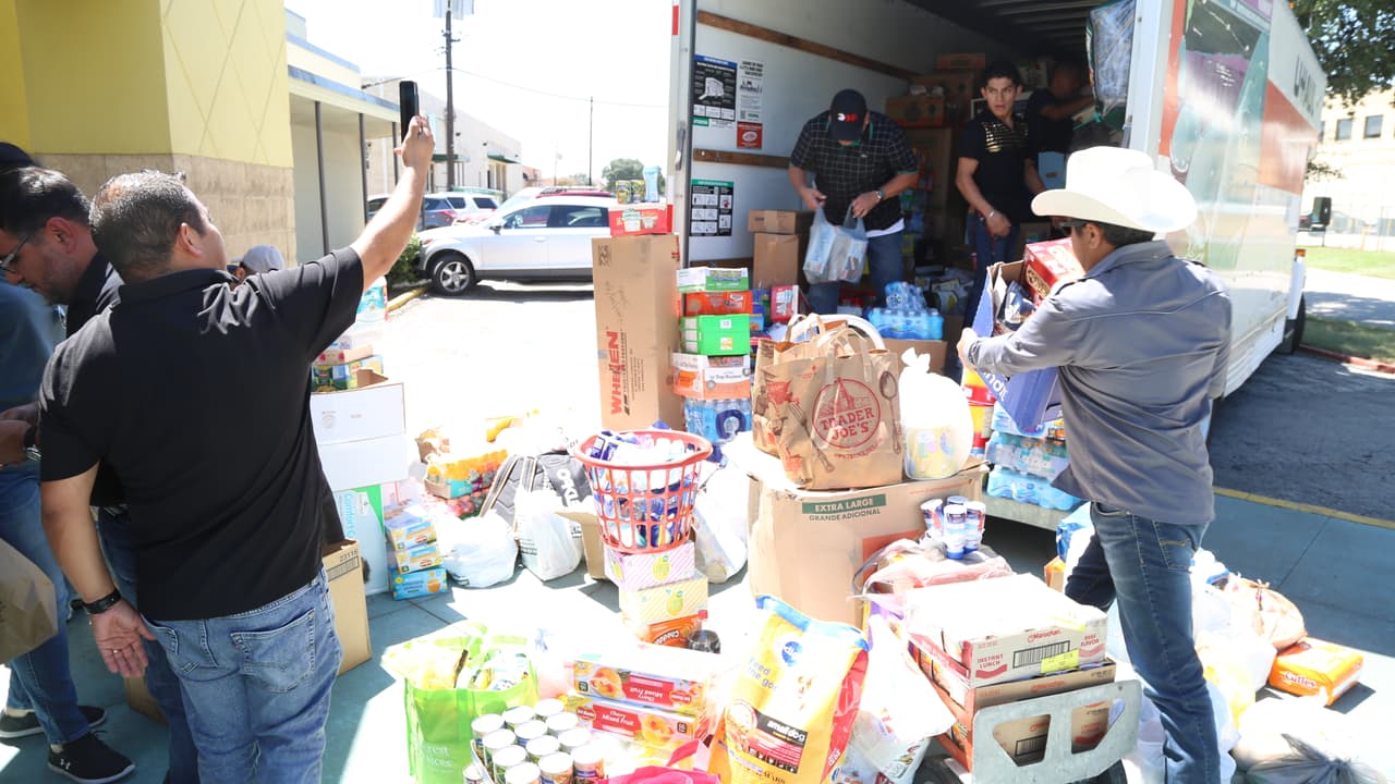 Así se cargo el camión con ayudas para los damnificados en Houston por radioescuchas y 'El Bueno, La Mala y El Feo'.