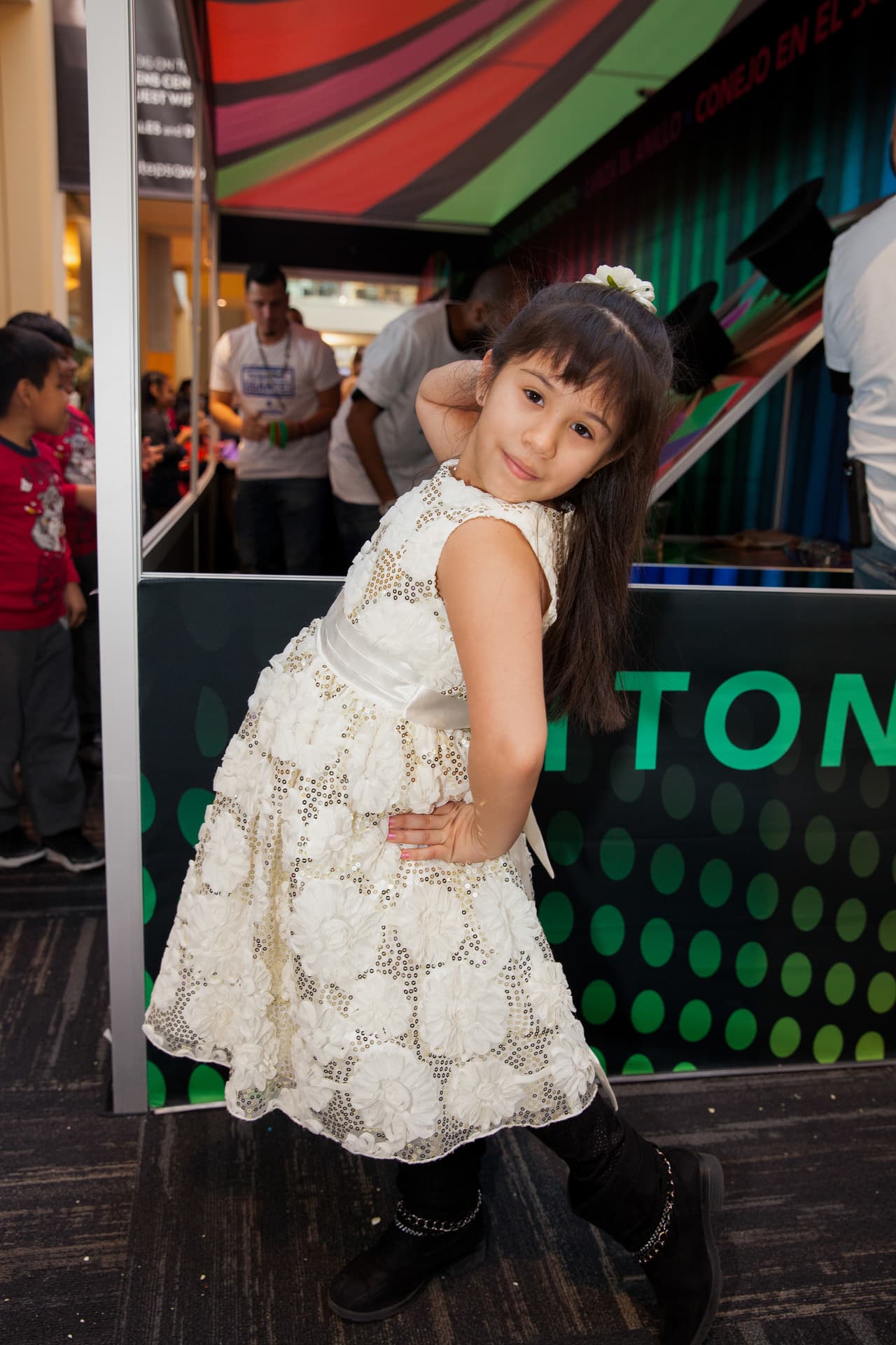 Esta pequeña se sintió en el show y posó para la cámara.