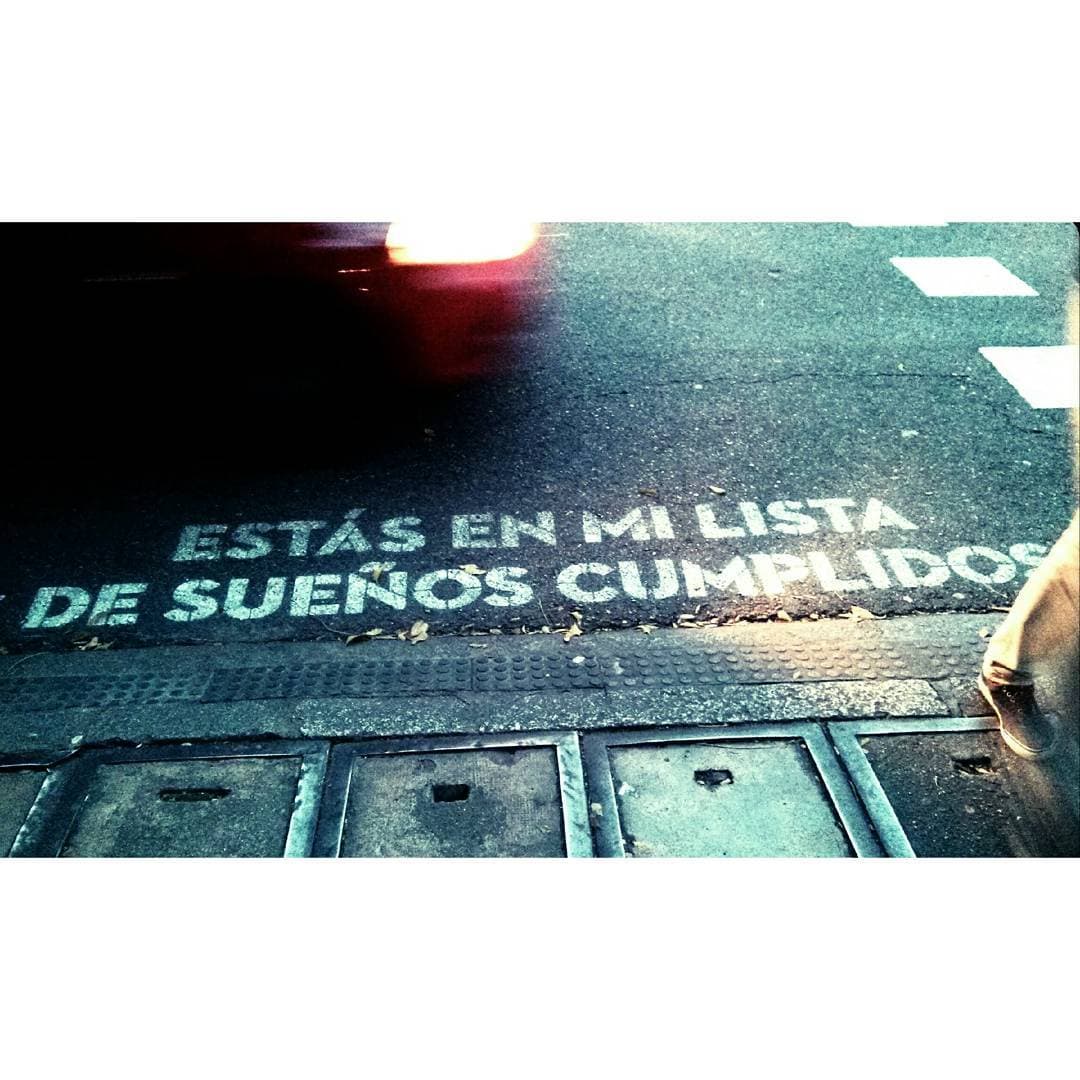 Uno de sus proyectos más famosos fue aquel en el que 
<a href="http://www.boamistura.com/madrid-te-comeria-a-versos.html">decoraron los pasos peatonales de Madrid con versos inspiradores</a>. De un día para otro, numerosos cruces de la capital española amanecieron con pedacitos de poesía que hicieron que el camino al trabajo fuera menos rutinario.