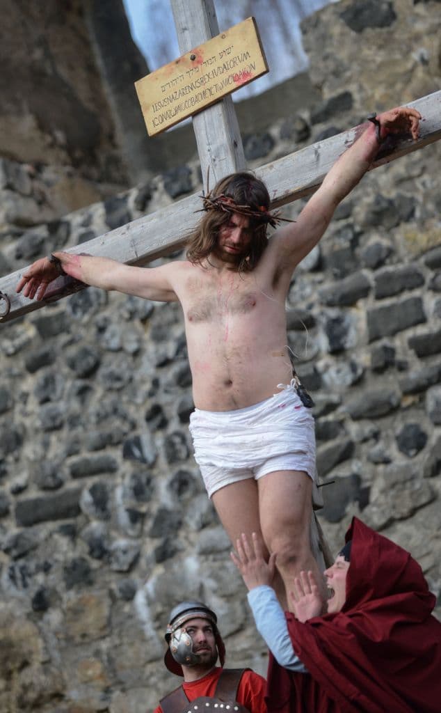 Mientras Jesús es crucificado, María llora debajo de la cruz, en esta representación de República Checa.