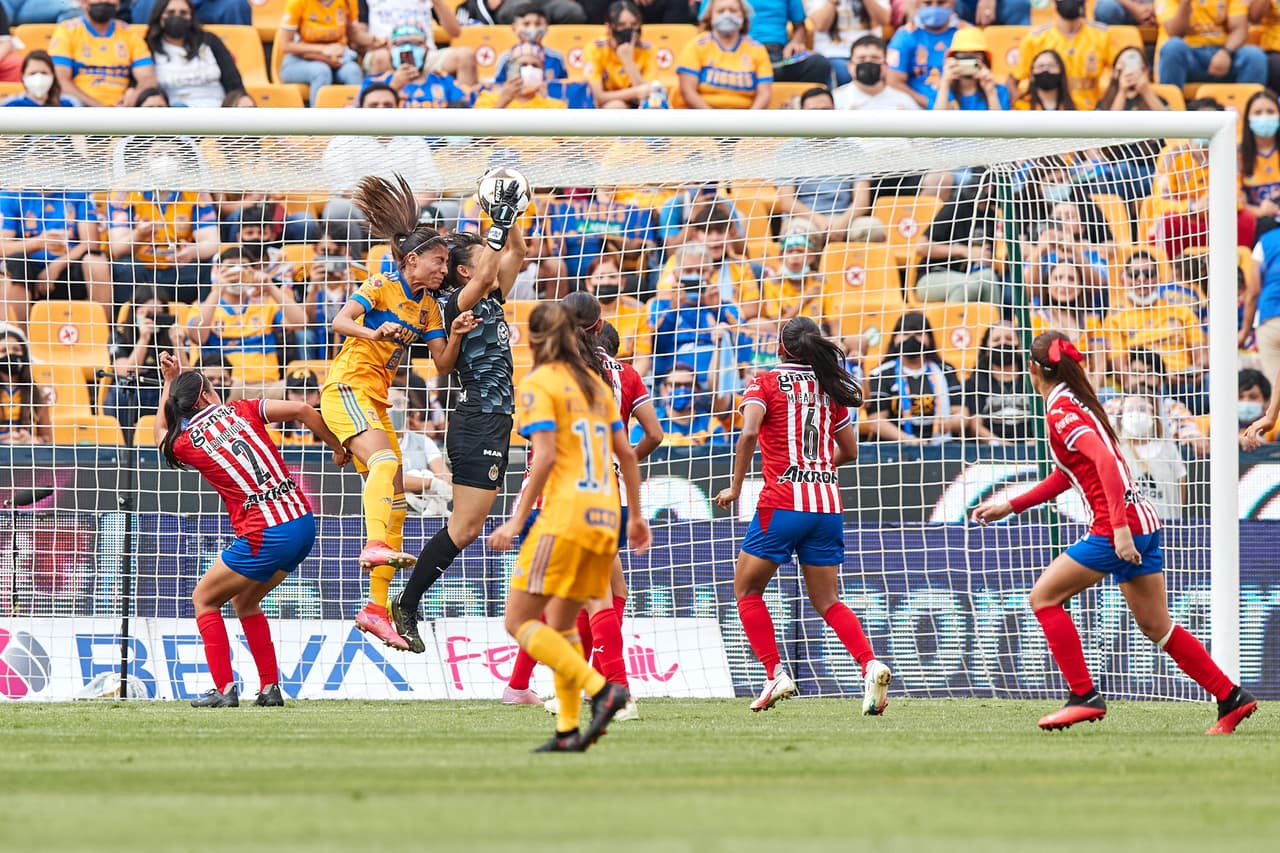 Tigres no dio oportunidad a las Chivas para reaccionar y con un contundente triunfo en la vuelta consiguió el bicampeonato.
