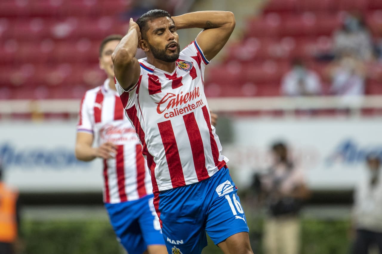 Chivas consolidó su dominio sobre Tijuana y logra imponerse para seguir en la pelea por el Repechaje.