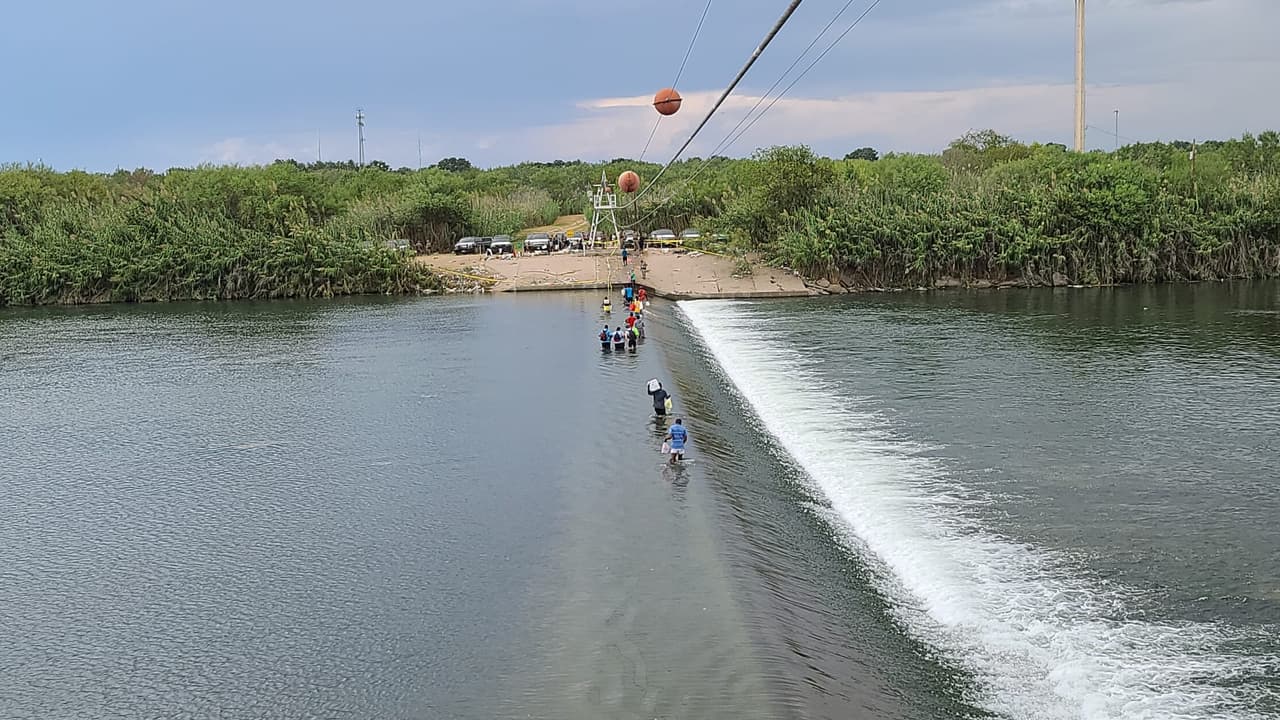 La Patrulla Fronteriza junto con el Servicio de Inmigración y Control de Aduanas y la Guardia Costera de los Estados Unidos comenzaron a trasladar a más de 2,000 inmigrantes. 
<br>
<br>
<b>El fin era</b> 
<b>"garantizar que los migrantes sean detenidos y procesados rápidamente. y retirado de los Estados Unidos de acuerdo con nuestras leyes y políticas". </b>