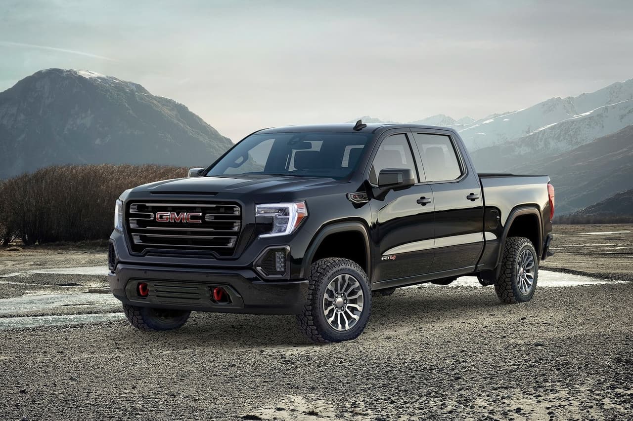 <h3 class="cms-H3-H3"><b>4. GMC Sierra 4WD AT4 2021</b></h3>
<br>
<br>
<b>Consumo de combustible:</b> 16 mpg combinado (14 mpg en ciudad y 18 mpg en carretera)
<br>
<br>
<b>Costo anual en combustible:</b> $2,700
<br>
<br>
<b>Motor:</b> V8 de 5.3 litros
<br>
<br>
<b>Potencia:</b> 355 caballos de fuerza y 383 lb-pie de torque
<br>
<br>
<b>Peso: </b>5,140 lbs
<br>