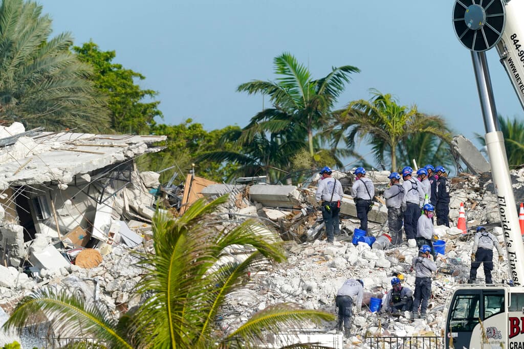 El alcalde de Surfside, Charles Burkett, dijo el domingo que tras la demolición del edificio 
<b>se podrá despejar casi un tercio del lugar que antes era inaccesible porque "va a abrir de par en par toda la zona".</b>
