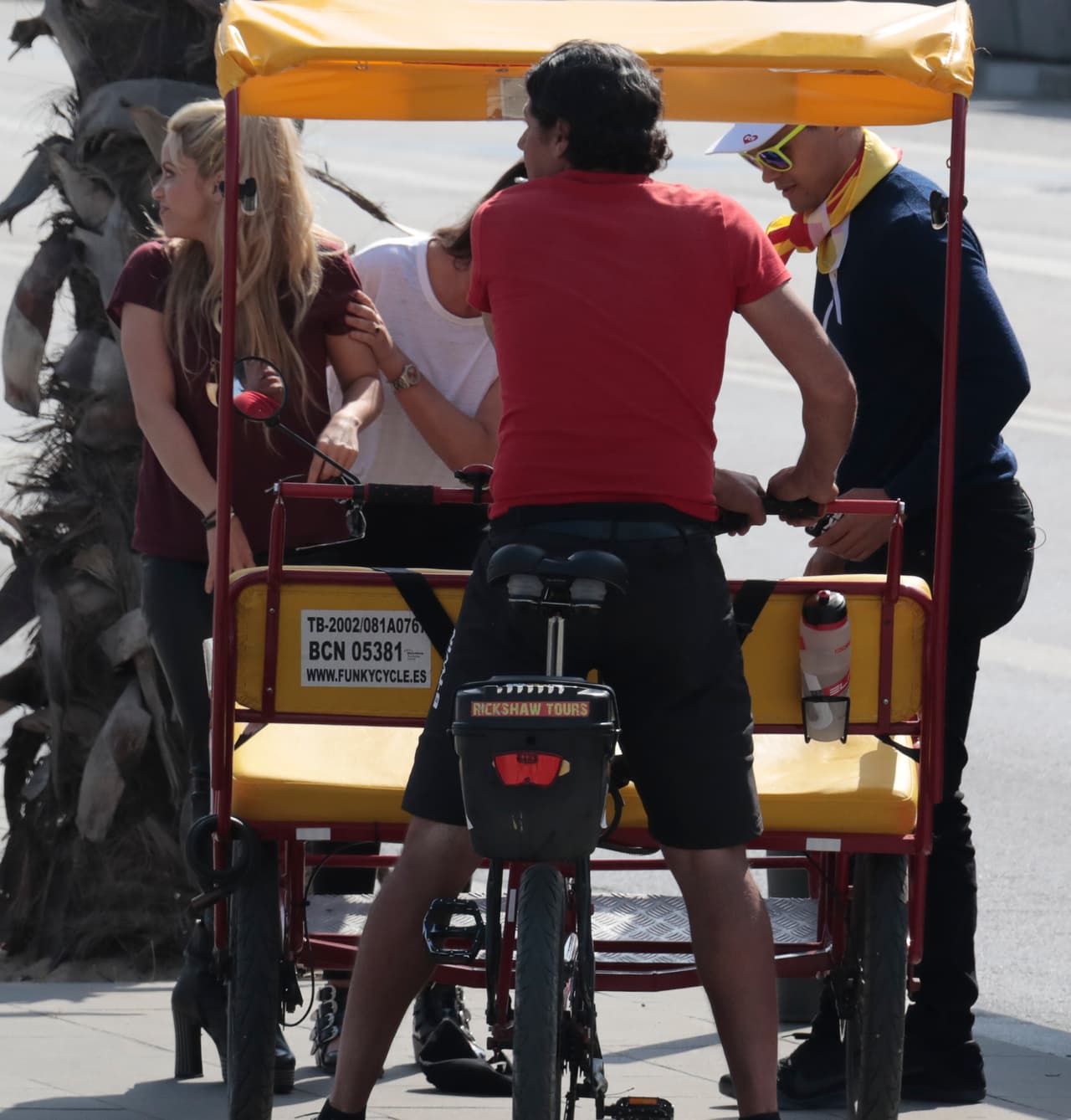 Shakira, con pantalones de cuero en la primera de Barcelona, y una gorra que dice "I love Barcelona".
