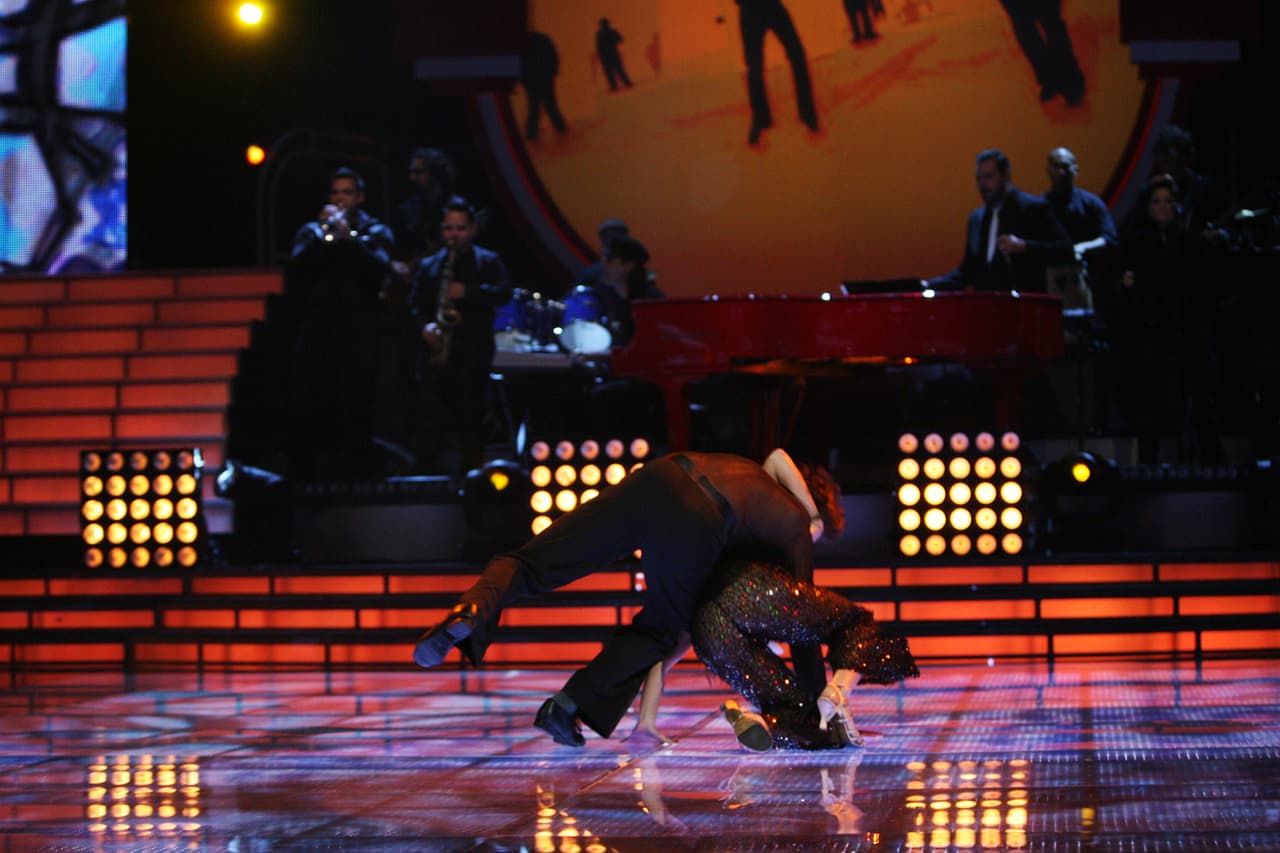 Como olvidar el momento en que Cristian Zuárez sacudió tanto a su bailarina en Mira Quién Baila que le sacó el relleno del sostén y terminaron en el piso. "Se estaba viendo ridículo", recordó el ex de Laura Bozzo quien decidió parar el baile por respeto a su compañera de pista.