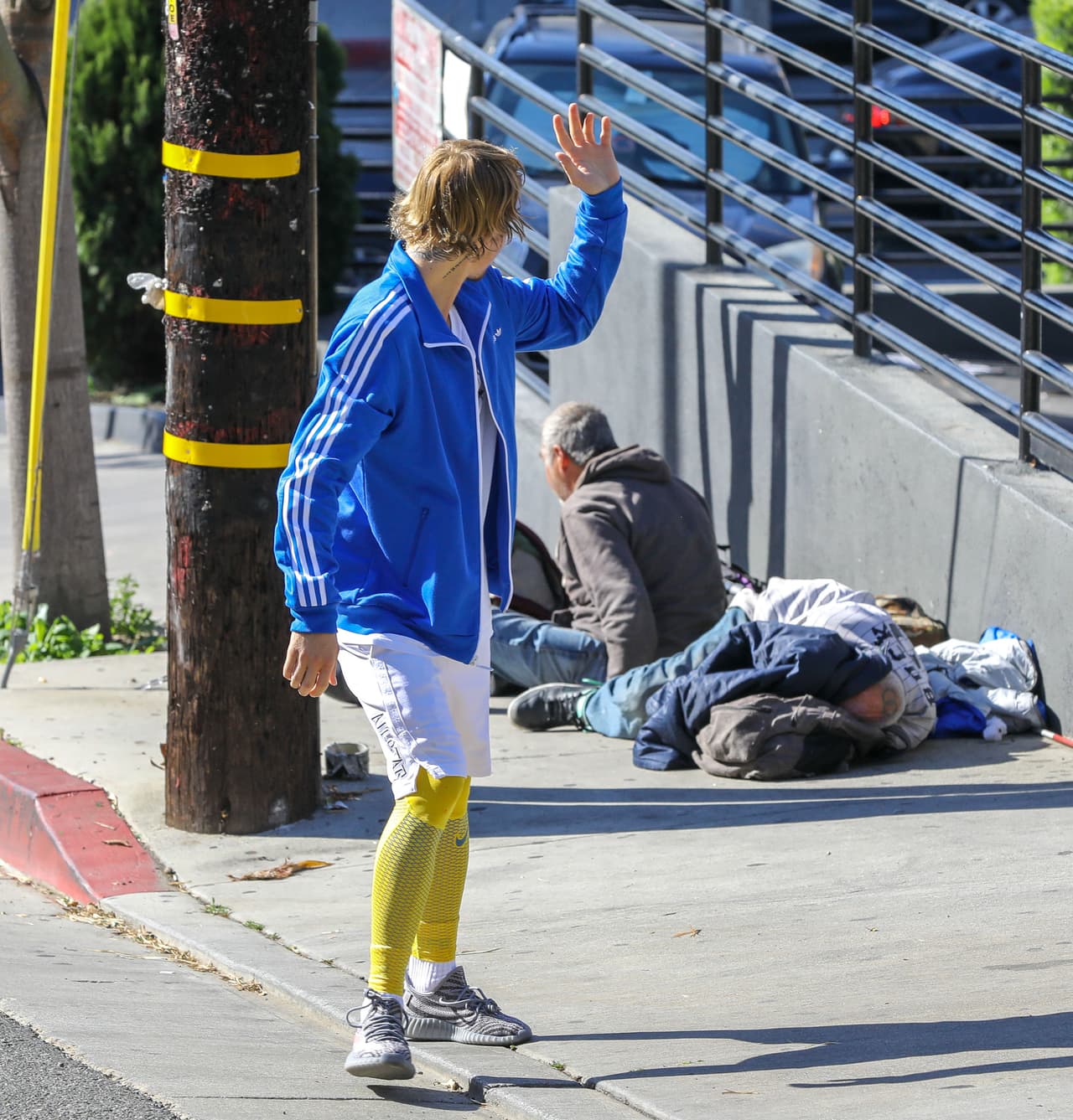 En un video publicado en 
<b>el portal <a href="http://www.x17online.com/2018/03/justin_bieber_homeless_water_sidewalk_photos_video_032818">X17</a></b>, se observa a uno de los hombres expulsar al artista con un "vete, por favor" y otros gritos. Luego, siguió lanzando insultos a la mujer.