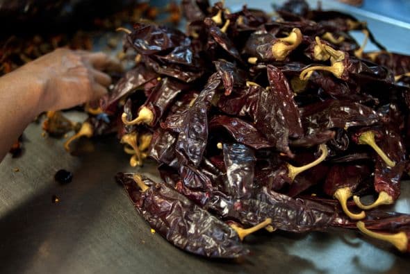 Ingredientes como las almendras, el ajonjolí, chiles secos y el chocolate son la base de la cocina mexicana que nació durante el siglo XIX.