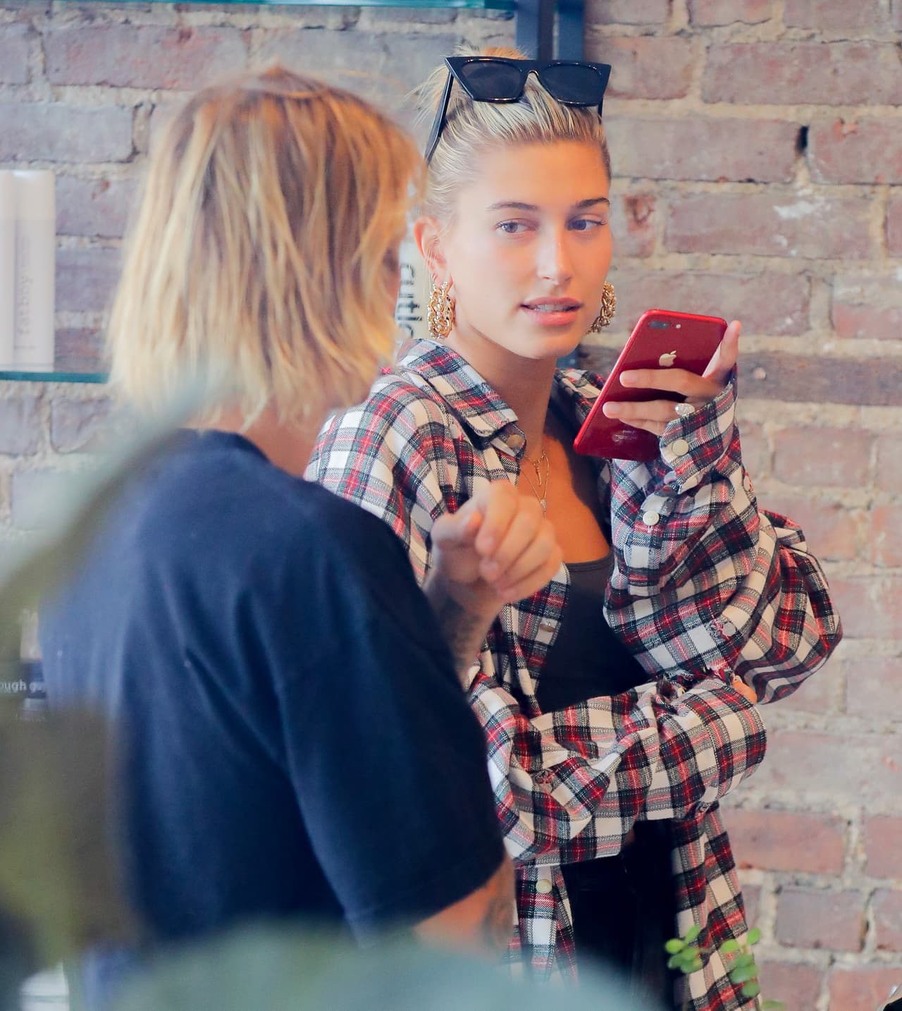 En compañía de su inseparable futura esposa, Hailey Baldwin, el intérprete de 'Love yourself' acudió el pasado 8 de agosto a un establecimiento en Nueva York para que arreglaran su cabello.