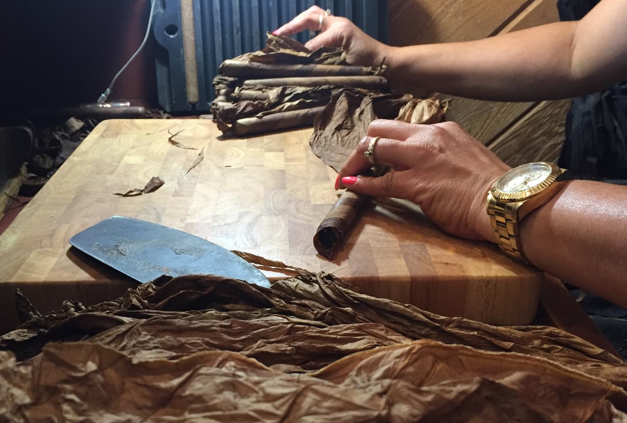 Valdés enrolla entre 80 y 100 habanos al día.