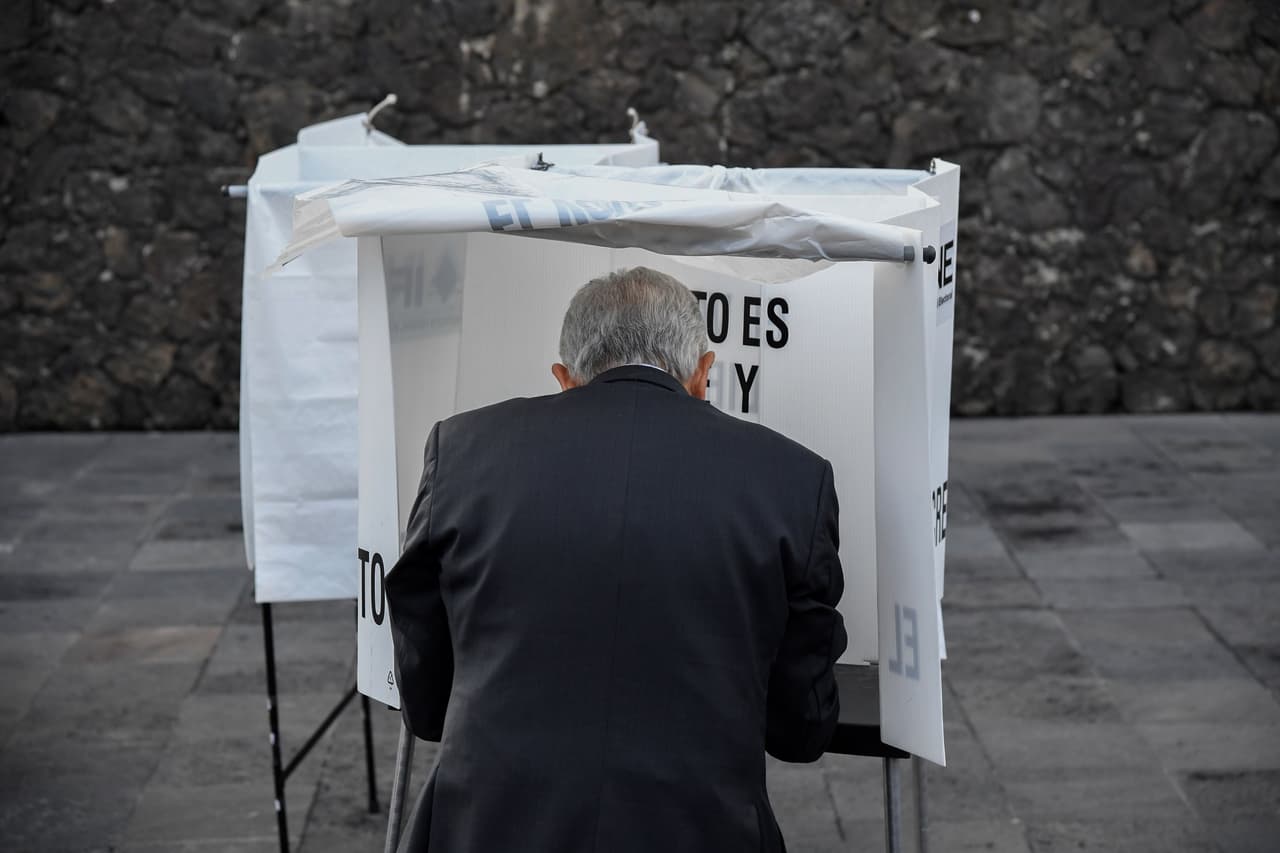 Fue el primero de los candidatos en ejercer su derecho al voto.