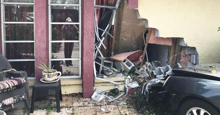 Mujer pierde el control de su vehículo y se impacta contra una casa de Clearwater