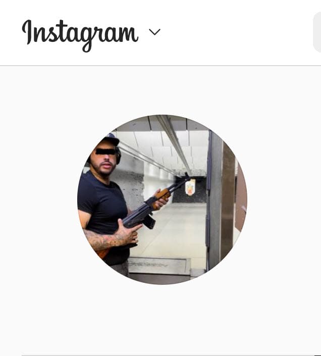 En el perfil en el que tiene más actividad aparece con un arma en la mano durante lo que parece ser una de sus prácticas de tiro. 
<br>