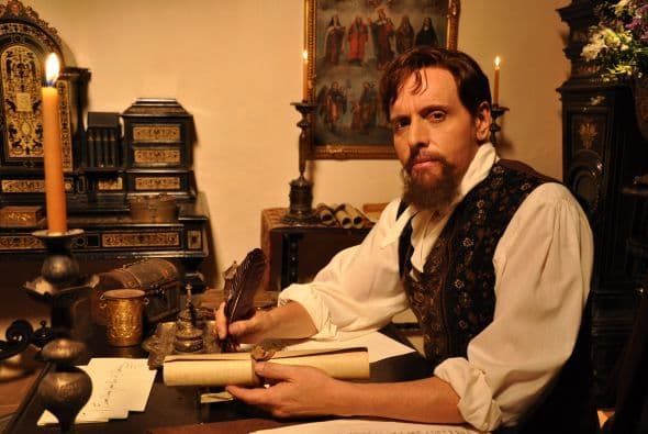 Se utilizaron 3,000 velas para dar el aspecto adecuado a las escenografías. ¿Te lo imaginas?