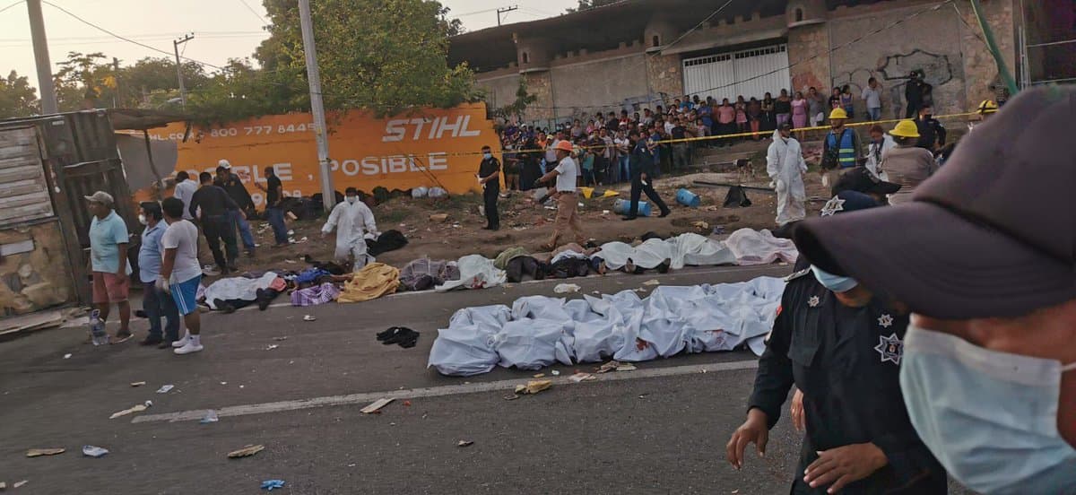 Imágenes del accidente en el sur de México luego de que un tráiler con migrantes volcara.