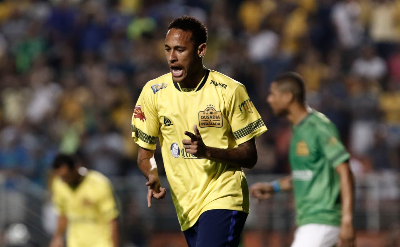 El resultado fue secundario, pero lo cierto es que hubo lluvia de goles y los amigos de Neymar finalmente ganaron por 13-9 a Robinho y compañía.