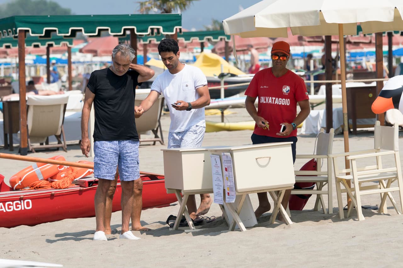 Amos es uno de sus tres hijos, con quien estuvo de paseo. Sus otros hijos, Virginia y Matteo, no asistieron.