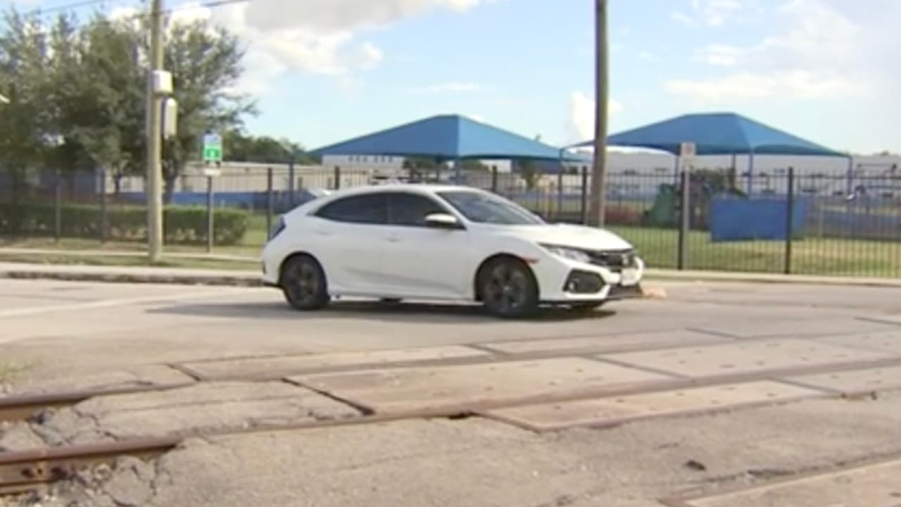 El funcionario hizo un llamado a los residentes de East Enda que reporten los cruces bloqueados.