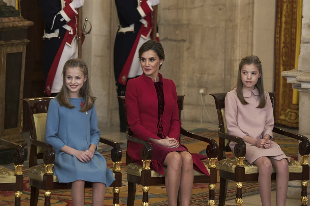 Hace unos días, la princesa
<b><a href="https://www.univision.com/entretenimiento/la-princesa-que-apenas-usa-internet-y-ve-la-tele-asi-es-leonor-y-su-manotazo-hacia-la-adolescencia">Leonor</a></b> de 12 años y la infanta
<b><a href="https://www.univision.com/entretenimiento/realeza/de-tierna-bebe-en-brazos-a-su-primera-comunion-mira-como-ha-crecido-la-infanta-sofia-de-espana-fotos">Sofía</a></b> de 11 años prepararon sus maletas para
<b>irse de campamento a Estados Unidos,</b> informó el diario
<b><a href="https://elpais.com/elpais/2018/07/03/gente/1530614979_973178.html">El País</a></b> citando un comunicado oficial la Casa del Rey.