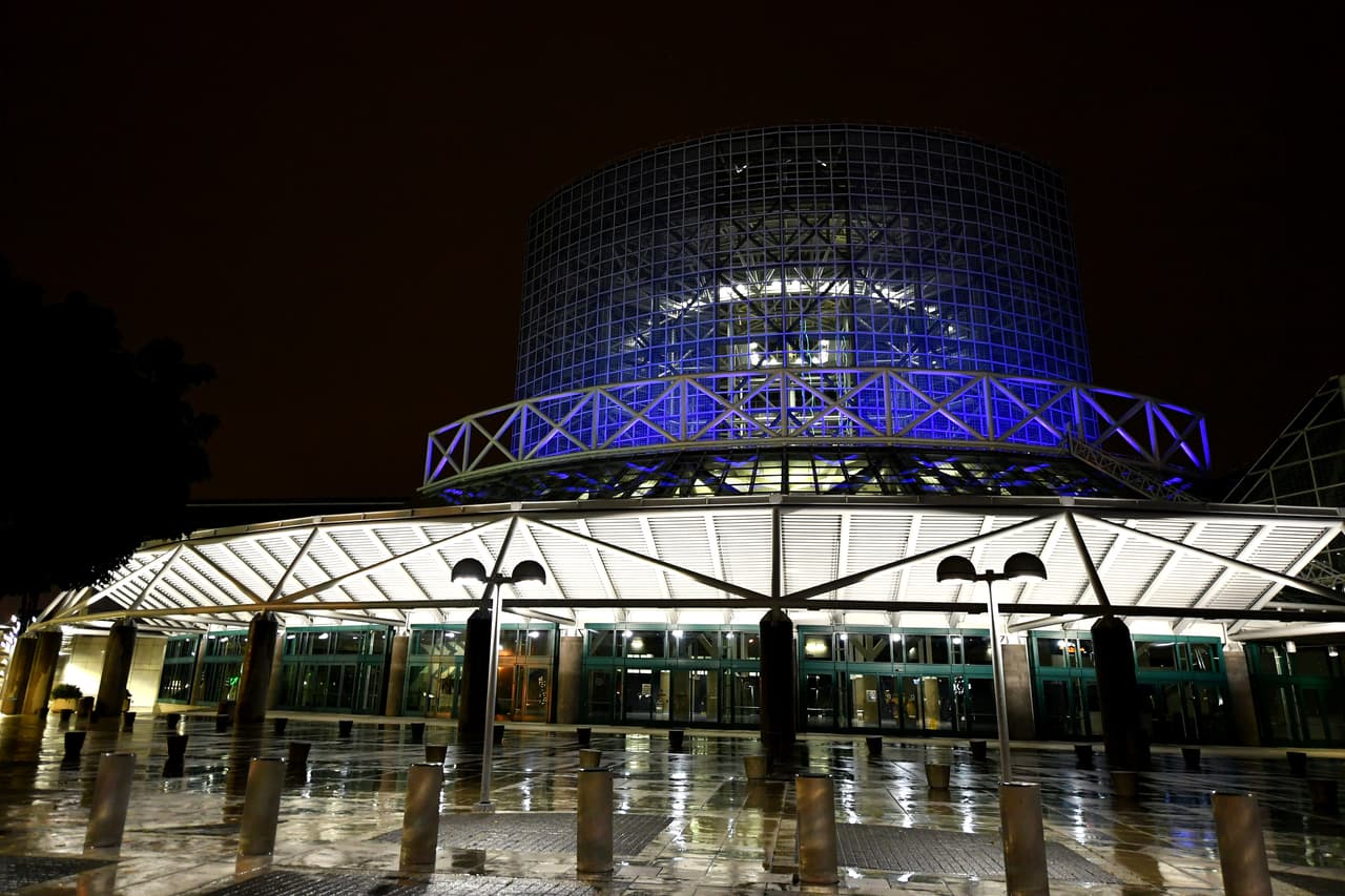 El Centro de Convenciones de Los Ángeles también se vistió de azul.