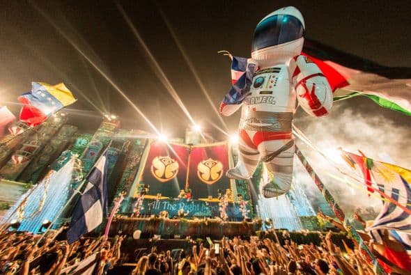 Se acerca el verano y muchos se preparan para los grandes festivales musicales de la temporada. En California, Coachella domina la taquilla, pero 'The Tomorrow World Electronic Music' parece ser una fuerte competidor. Te compartimos algunas fotos del festival de música electrónica durante su última edición en Chattahoochee Hills. La fiesta reunió a los mejores Dj’s y atrajo público de cada rincón del planeta. ¿Crees que este festival sea mejor que el del Valle de Indio?
