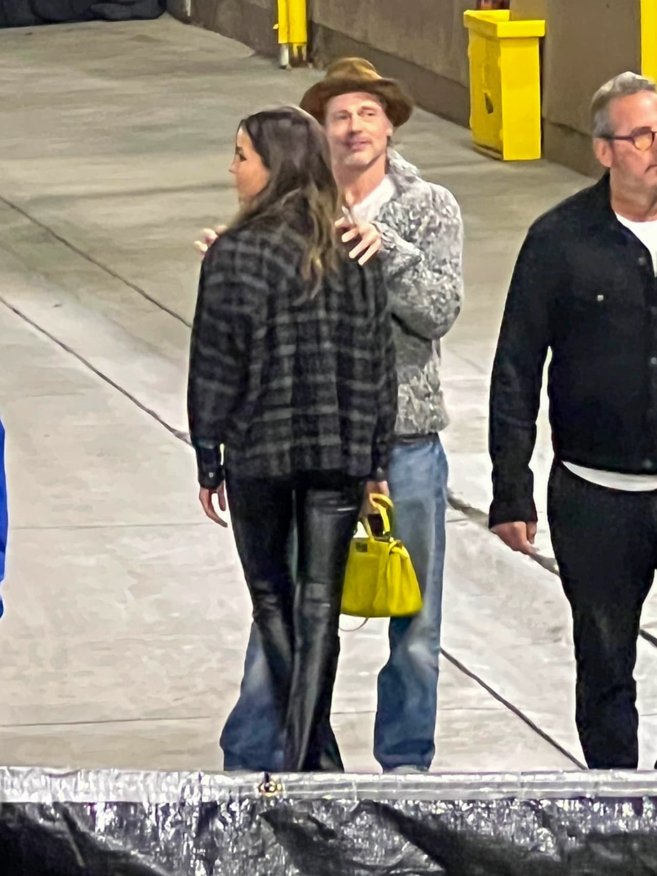 Para esta cita, Pitt se dejó ver con una vestimenta casual conformada por jeans claros y suéter de punto, look que complementó con un sombrero color camel.