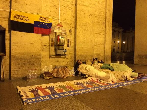 El opositor Martín Paz, junto a su compañero José Vicente García, concejales de la ciudad de San Cristobal, llevan cuatro días en huelga de hambre frente al Vaticano para pedir la mediación del papa Francisco para que el gobierno venezolano libere a los presos políticos del País.